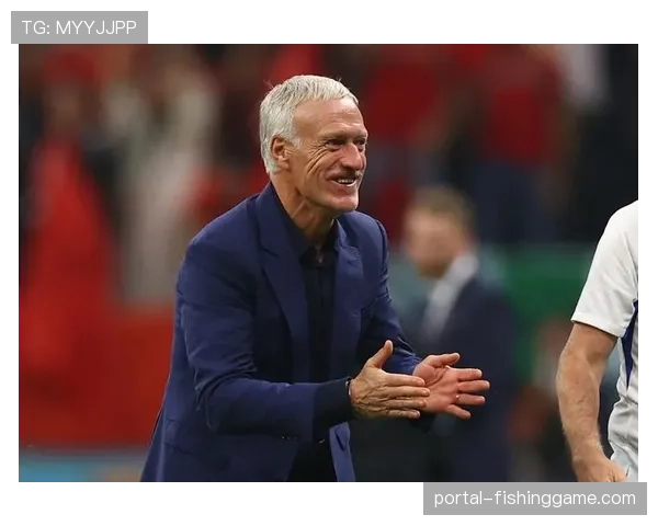 特写:看台上的法国队主帅德尚密切关注着本场球员表现